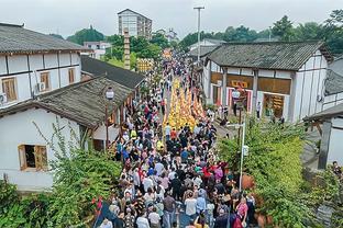 贝克汉姆晒梅西苏牙布斯克茨阿尔巴4人今夕对比照：男孩们回来了